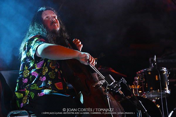 Bojan Z «Meteq» invite Thomas de Pourquery (32è Jazz à Junas - Rencontre avec La Serbie / Carrières, 17-julio-2025, Junas -France-) [III] Por Joan Cortès [INSTANTZZ AKA Galería fotográfica AKA Fotoblog de jazz, impro… y algo más] - Tomajazz - Bojan Z «Meteq» invite Thomas de Pourquery en el 32è Jazz à Junas 2025. Joan Cortès lo retrata en INSTANTZZ. Con Bojan Zulfikarpašić, Rémi Vignolo, Titi Dufour, batería y violoncelo Thomas de Pourquery 