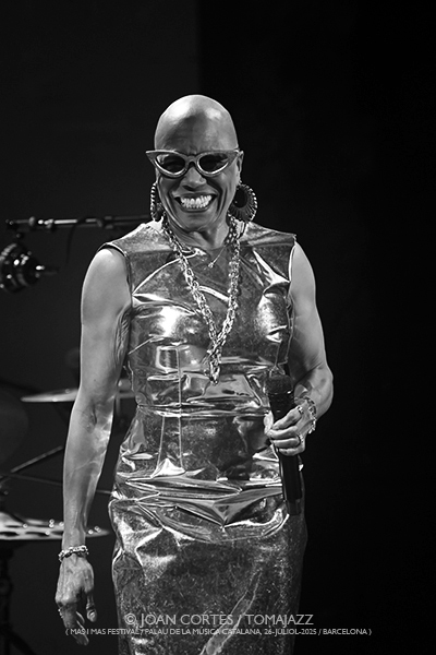 Dee Dee Bridgewater 4t «We Exist» (Mas i Mas Festival / Palau de la Música, 26-julio-2025, Barcelona) Por Joan Cortès [INSTANTZZ AKA Galería fotográfica AKA Fotoblog de jazz, impro… y algo más] - Tomajazz - Dee Dee Bridgewater 4t «We Exist» actuó en el Mas i Mas Festival en el Palau de la Música de Barcelona, el 26 de julio de 2025. Joan Cortès lo retrata en INSTANTZZ. Actuaron Dee Dee Bridgewater, Carmen Staaf, Rosa Brunello, Shirazette Tinnin