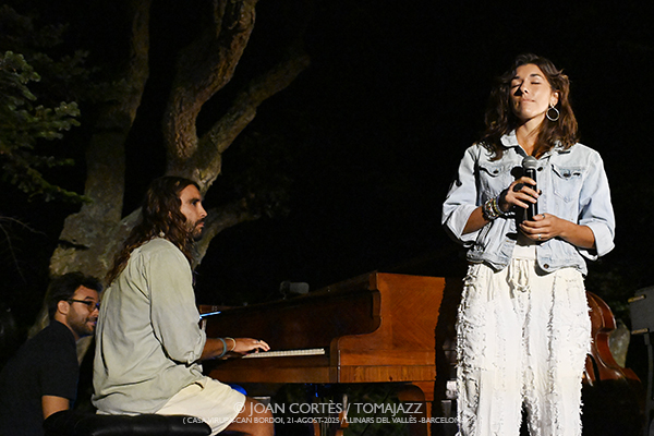 LAC Jam #01 (Casa Virupa-Can Bordoi, 21-agosto-2025, Llinars del Vallès -Barcelona-) Por Joan Cortès [INSTANTZZ AKA Galería fotográfica AKA Fotoblog de jazz, impro… y algo más] - Tomajazz - LAC Jam #01 tuvo lugar en Casa Virupa-Can Bordoi, Llinars del Vallès -Barcelona-, el 21 de agosto de 2025. Joan Cortès lo retrata en INSTANTZZ. Participaron Shai Maestro, piano Manel Fortià, contrabajo Marc Miralta, batería Otros músicos participantes Christos Rafalides, vibráfono Antonio Sánchez, batería Thana Alexa, voz Xavi Torres, piano Lucas Delgado, piano Lluc Casares 