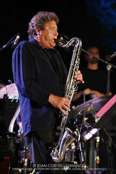 Louis Sclavis 5t «India» (32è Jazz à Junas - Rencontre avec La Serbie / Carrières, 17-julio-2025, Junas -France-) [y V] Por Joan Cortès [INSTANTZZ AKA Galería fotográfica AKA Fotoblog de jazz, impro… y algo más] - Tomajazz - Louis Sclavis 5t «India» actuó en el 32è Jazz à Junas 2025, Joan Cortès lo retrata en INSTANTZZ. Actuaron Louis Sclavis, Olivier Laisney, Benjamin Moussay, Sarah Murcia, Christophe Lavergne 