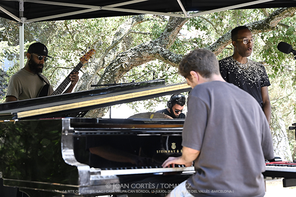Michael Mayo 4t (A Rite of Summer, LAC/ Casa Virupa, Can Bordoi, 13-julio-2025, Llinars del Vallès -Barcelona-) [y III] Por Joan Cortès [INSTANTZZ AKA Galería fotográfica AKA Fotoblog de jazz, impro… y algo más] - Tomajazz - Michael Mayo 4t actuó en A Rite of Summer, en LAC en Llinars del Vallès -Barcelona- el 13 de julio de 2025. Joan Cortès lo retrata en INSTANTZZ. Actuaron Michael Mayo, Andrew Freedman, Robin Baytas, Kyle Miles, Shai Maestro 