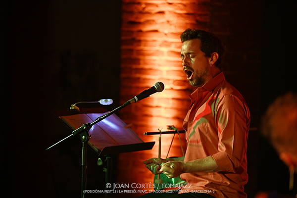 Manel Fortià Libérica Trio (Posidònia Fest’25 / La Presó.M/A/C, 27-agosto-2025, Mataró) Por Joan Cortès [INSTANTZZ AKA Galería fotográfica AKA Fotoblog de jazz, impro… y algo más] - Tomajazz - Manel Fortià Libérica Trio actuó en Posidònia Fest’25 en Mataró el 27 de agosto de 2025. Joan Cortès lo retrata en INSTANTZZ. Actuaron Manel Fortià, Père Martínez, Frederico Vannini 