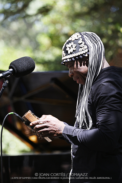 Shai Maestro & Aly Keita (A Rite of Summer 2025, LAC/ Casa Virupa, Can Bordoi, 13-julio-2025, Llinars del Vallès -Barcelona-) [I] Por Joan Cortès [INSTANTZZ AKA Galería fotográfica AKA Fotoblog de jazz, impro… y algo más] - Tomajazz - Shai Maestro & Aly Keita actuaron en A Rite of Summer 2025 en LAC en Casa Virupa, Can Bordoi, en Llinars del Vallès -Barcelona-, el 13 de julio de 2025, Joan Cortès lo retrata en INSTANTZZ