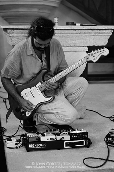 Bojan Z / Sėlēnę / Marco Živadinović (32è Jazz à Junas - Rencontre avec La Serbie / Temple, 16-18-julio-2025, Junas -France-) [I] Por Joan Cortès [INSTANTZZ AKA Galería fotográfica AKA Fotoblog de jazz, impro… y algo más] - Tomajazz - Bojan Z / Sėlēnę / Marco Živadinović actuaron en 32è Jazz à Junas 2025 - Rencontre avec La Serbie / Temple, Junas -France-, del 16 al 18 de julio de 2025, Joan Cortès lo retrata en INSTANTZZ
