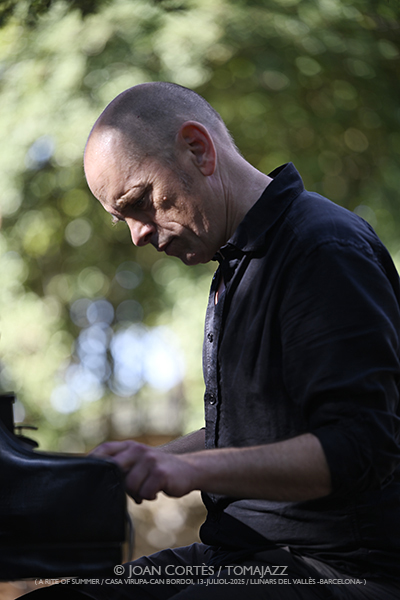 Tord Gustavsen -solo- (A Rite of Summer, LAC/ Casa Virupa, Can Bordoi, 13-julio-2025, Llinars del Vallès -Barcelona-) [II] Por Joan Cortès [INSTANTZZ AKA Galería fotográfica AKA Fotoblog de jazz, impro… y algo más] - Tomajazz - Tord Gustavsen en solitario actuó en A Rite of Summer 2025 en LAC, en Llinars del Vallès -Barcelona- el 13 de julio de 2025, ) [II] Por Joan Cortès [INSTANTZZ