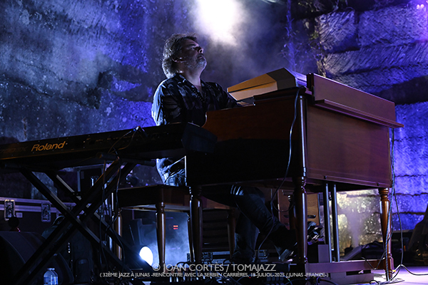 Majamisty Trio / Ana Popovic Sextet / Ekrem Mamutovic Orkestar (32è Jazz à Junas 2025 - Rencontre avec La Serbie / Carrières, 18-19-julio-2025, Junas -France-) [IV] Por Joan Cortès [INSTANTZZ AKA Galería fotográfica AKA Fotoblog de jazz, impro… y algo más] - Tomajazz - Majamisty Trio / Ana Popovic Sextet / Ekrem Mamutovic Orkestar actuaron en el 32è Jazz à Junas 2025. Joan Cortès lo retrata en INSTANTZZ