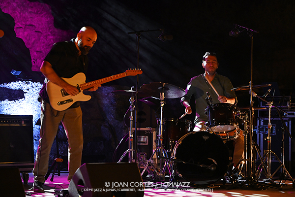 Tadić & Holzwarts / Eyot 4t / Nenad Vasilić Trio (32è Jazz à Junas 2025 - Rencontre avec La Serbie / Carrières, 16-17-julio-2025, Junas -France-) [II] - Tomajazz - Tadić & Holzwarts / Eyot 4t / Nenad Vasilić Trio actuaron en 32è Jazz à Junas 2025 - Rencontre avec La Serbie / Carrières, Junas -France-, el 16 y 17 de julio de 2025, Joan Cortès lo retrata en INSTANTZZ