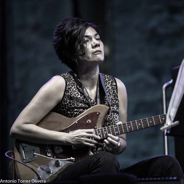 Marc Ribot Hurry Red Telephone - Dee Dee Bridgewater Quartet: We Exist! (60 Festival de Jazz de San Sebastián 2025. 2025-07-25) Por Antonio Torres (texto y fotos), y Pepe Mateos (fotos) [Concierto de jazz] - Tomajazz - Marc Ribot Hurry Red Telephone - Dee Dee Bridgewater Quartet: We Exist! actuaron en el 60 Festival de Jazz de San Sebastián 2025. Antonio Torres y Pepe Mateos repasan la cita doble. Actuaron Marc Ribot, Ava Mendoza, Sebastian Steinberg, Chad Taylor, Dee Dee Bridgewater, Carmen Staaf, Rosa Brunello, Evita Polidoro 