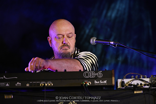 Bojan Z «Meteq» invite Thomas de Pourquery (32è Jazz à Junas - Rencontre avec La Serbie / Carrières, 17-julio-2025, Junas -France-) [III] Por Joan Cortès [INSTANTZZ AKA Galería fotográfica AKA Fotoblog de jazz, impro… y algo más] - Tomajazz - Bojan Z «Meteq» invite Thomas de Pourquery en el 32è Jazz à Junas 2025. Joan Cortès lo retrata en INSTANTZZ. Con Bojan Zulfikarpašić, Rémi Vignolo, Titi Dufour, batería y violoncelo Thomas de Pourquery 