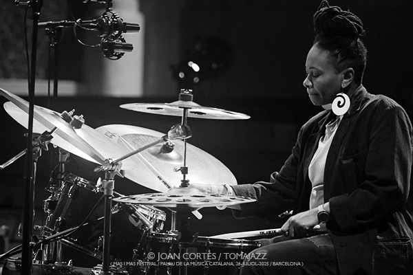 Dee Dee Bridgewater 4t «We Exist» (Mas i Mas Festival / Palau de la Música, 26-julio-2025, Barcelona) Por Joan Cortès [INSTANTZZ AKA Galería fotográfica AKA Fotoblog de jazz, impro… y algo más] - Tomajazz - Dee Dee Bridgewater 4t «We Exist» actuó en el Mas i Mas Festival en el Palau de la Música de Barcelona, el 26 de julio de 2025. Joan Cortès lo retrata en INSTANTZZ. Actuaron Dee Dee Bridgewater, Carmen Staaf, Rosa Brunello, Shirazette Tinnin