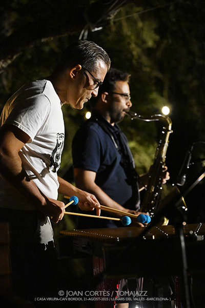 LAC Jam #01 (Casa Virupa-Can Bordoi, 21-agosto-2025, Llinars del Vallès -Barcelona-) Por Joan Cortès [INSTANTZZ AKA Galería fotográfica AKA Fotoblog de jazz, impro… y algo más] - Tomajazz - LAC Jam #01 tuvo lugar en Casa Virupa-Can Bordoi, Llinars del Vallès -Barcelona-, el 21 de agosto de 2025. Joan Cortès lo retrata en INSTANTZZ. Participaron Shai Maestro, piano Manel Fortià, contrabajo Marc Miralta, batería Otros músicos participantes Christos Rafalides, vibráfono Antonio Sánchez, batería Thana Alexa, voz Xavi Torres, piano Lucas Delgado, piano Lluc Casares 