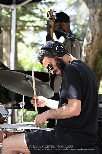 Michael Mayo 4t (A Rite of Summer, LAC/ Casa Virupa, Can Bordoi, 13-julio-2025, Llinars del Vallès -Barcelona-) [y III] Por Joan Cortès [INSTANTZZ AKA Galería fotográfica AKA Fotoblog de jazz, impro… y algo más] - Tomajazz - Michael Mayo 4t actuó en A Rite of Summer, en LAC en Llinars del Vallès -Barcelona- el 13 de julio de 2025. Joan Cortès lo retrata en INSTANTZZ. Actuaron Michael Mayo, Andrew Freedman, Robin Baytas, Kyle Miles, Shai Maestro 