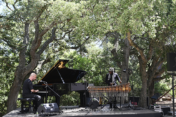 Shai Maestro & Aly Keita (A Rite of Summer 2025, LAC/ Casa Virupa, Can Bordoi, 13-julio-2025, Llinars del Vallès -Barcelona-) [I] Por Joan Cortès [INSTANTZZ AKA Galería fotográfica AKA Fotoblog de jazz, impro… y algo más] - Tomajazz - Shai Maestro & Aly Keita actuaron en A Rite of Summer 2025 en LAC en Casa Virupa, Can Bordoi, en Llinars del Vallès -Barcelona-, el 13 de julio de 2025, Joan Cortès lo retrata en INSTANTZZ