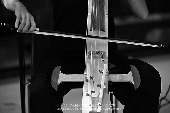 Bojan Z / Sėlēnę / Marco Živadinović (32è Jazz à Junas - Rencontre avec La Serbie / Temple, 16-18-julio-2025, Junas -France-) [I] Por Joan Cortès [INSTANTZZ AKA Galería fotográfica AKA Fotoblog de jazz, impro… y algo más] - Tomajazz - Bojan Z / Sėlēnę / Marco Živadinović actuaron en 32è Jazz à Junas 2025 - Rencontre avec La Serbie / Temple, Junas -France-, del 16 al 18 de julio de 2025, Joan Cortès lo retrata en INSTANTZZ