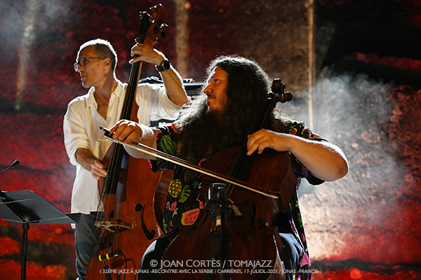 Bojan Z «Meteq» invite Thomas de Pourquery (32è Jazz à Junas - Rencontre avec La Serbie / Carrières, 17-julio-2025, Junas -France-) [III] Por Joan Cortès [INSTANTZZ AKA Galería fotográfica AKA Fotoblog de jazz, impro… y algo más] - Tomajazz - Bojan Z «Meteq» invite Thomas de Pourquery en el 32è Jazz à Junas 2025. Joan Cortès lo retrata en INSTANTZZ. Con Bojan Zulfikarpašić, Rémi Vignolo, Titi Dufour, batería y violoncelo Thomas de Pourquery 