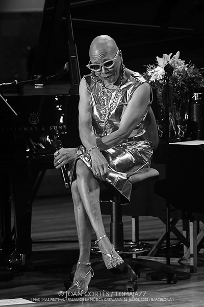 Dee Dee Bridgewater 4t «We Exist» (Mas i Mas Festival / Palau de la Música, 26-julio-2025, Barcelona) Por Joan Cortès [INSTANTZZ AKA Galería fotográfica AKA Fotoblog de jazz, impro… y algo más] - Tomajazz - Dee Dee Bridgewater 4t «We Exist» actuó en el Mas i Mas Festival en el Palau de la Música de Barcelona, el 26 de julio de 2025. Joan Cortès lo retrata en INSTANTZZ. Actuaron Dee Dee Bridgewater, Carmen Staaf, Rosa Brunello, Shirazette Tinnin