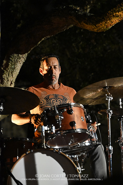 LAC Jam #01 (Casa Virupa-Can Bordoi, 21-agosto-2025, Llinars del Vallès -Barcelona-) Por Joan Cortès [INSTANTZZ AKA Galería fotográfica AKA Fotoblog de jazz, impro… y algo más] - Tomajazz - LAC Jam #01 tuvo lugar en Casa Virupa-Can Bordoi, Llinars del Vallès -Barcelona-, el 21 de agosto de 2025. Joan Cortès lo retrata en INSTANTZZ. Participaron Shai Maestro, piano Manel Fortià, contrabajo Marc Miralta, batería Otros músicos participantes Christos Rafalides, vibráfono Antonio Sánchez, batería Thana Alexa, voz Xavi Torres, piano Lucas Delgado, piano Lluc Casares 