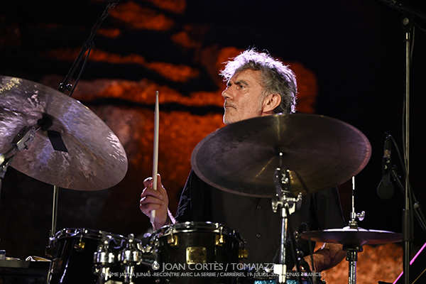 Louis Sclavis 5t «India» (32è Jazz à Junas - Rencontre avec La Serbie / Carrières, 17-julio-2025, Junas -France-) [y V] Por Joan Cortès [INSTANTZZ AKA Galería fotográfica AKA Fotoblog de jazz, impro… y algo más] - Tomajazz - Louis Sclavis 5t «India» actuó en el 32è Jazz à Junas 2025, Joan Cortès lo retrata en INSTANTZZ. Actuaron Louis Sclavis, Olivier Laisney, Benjamin Moussay, Sarah Murcia, Christophe Lavergne 