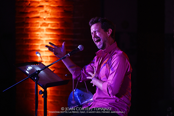 Manel Fortià Libérica Trio (Posidònia Fest’25 / La Presó.M/A/C, 27-agosto-2025, Mataró) Por Joan Cortès [INSTANTZZ AKA Galería fotográfica AKA Fotoblog de jazz, impro… y algo más] - Tomajazz - Manel Fortià Libérica Trio actuó en Posidònia Fest’25 en Mataró el 27 de agosto de 2025. Joan Cortès lo retrata en INSTANTZZ. Actuaron Manel Fortià, Père Martínez, Frederico Vannini 