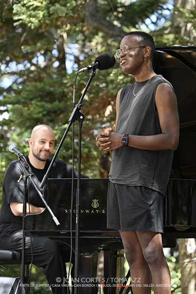 Shai Maestro & Aly Keita (A Rite of Summer 2025, LAC/ Casa Virupa, Can Bordoi, 13-julio-2025, Llinars del Vallès -Barcelona-) [I] Por Joan Cortès [INSTANTZZ AKA Galería fotográfica AKA Fotoblog de jazz, impro… y algo más] - Tomajazz - Shai Maestro & Aly Keita actuaron en A Rite of Summer 2025 en LAC en Casa Virupa, Can Bordoi, en Llinars del Vallès -Barcelona-, el 13 de julio de 2025, Joan Cortès lo retrata en INSTANTZZ