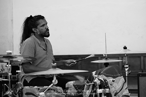 Bojan Z / Sėlēnę / Marco Živadinović (32è Jazz à Junas - Rencontre avec La Serbie / Temple, 16-18-julio-2025, Junas -France-) [I] Por Joan Cortès [INSTANTZZ AKA Galería fotográfica AKA Fotoblog de jazz, impro… y algo más] - Tomajazz - Bojan Z / Sėlēnę / Marco Živadinović actuaron en 32è Jazz à Junas 2025 - Rencontre avec La Serbie / Temple, Junas -France-, del 16 al 18 de julio de 2025, Joan Cortès lo retrata en INSTANTZZ