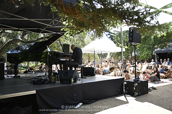 Tord Gustavsen -solo- (A Rite of Summer, LAC/ Casa Virupa, Can Bordoi, 13-julio-2025, Llinars del Vallès -Barcelona-) [II] Por Joan Cortès [INSTANTZZ AKA Galería fotográfica AKA Fotoblog de jazz, impro… y algo más] - Tomajazz - Tord Gustavsen en solitario actuó en A Rite of Summer 2025 en LAC, en Llinars del Vallès -Barcelona- el 13 de julio de 2025, ) [II] Por Joan Cortès [INSTANTZZ