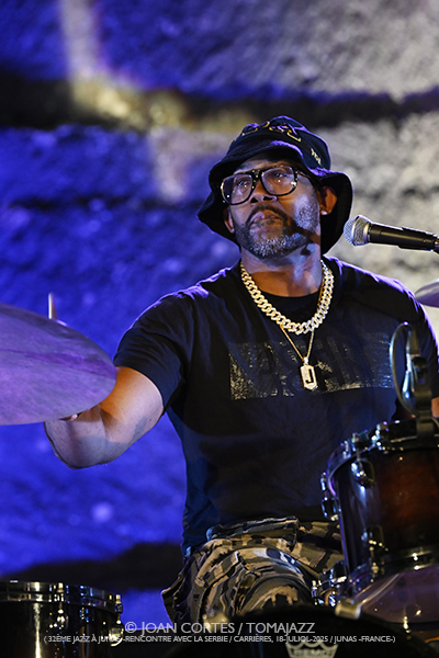 Majamisty Trio / Ana Popovic Sextet / Ekrem Mamutovic Orkestar (32è Jazz à Junas 2025 - Rencontre avec La Serbie / Carrières, 18-19-julio-2025, Junas -France-) [IV] Por Joan Cortès [INSTANTZZ AKA Galería fotográfica AKA Fotoblog de jazz, impro… y algo más] - Tomajazz - Majamisty Trio / Ana Popovic Sextet / Ekrem Mamutovic Orkestar actuaron en el 32è Jazz à Junas 2025. Joan Cortès lo retrata en INSTANTZZ