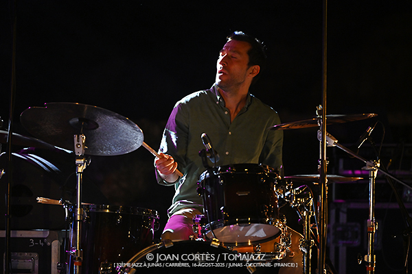 Tadić & Holzwarts / Eyot 4t / Nenad Vasilić Trio (32è Jazz à Junas 2025 - Rencontre avec La Serbie / Carrières, 16-17-julio-2025, Junas -France-) [II] - Tomajazz - Tadić & Holzwarts / Eyot 4t / Nenad Vasilić Trio actuaron en 32è Jazz à Junas 2025 - Rencontre avec La Serbie / Carrières, Junas -France-, el 16 y 17 de julio de 2025, Joan Cortès lo retrata en INSTANTZZ