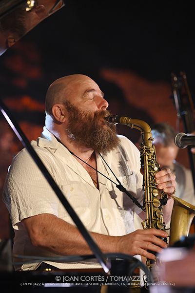 Bojan Z «Meteq» invite Thomas de Pourquery (32è Jazz à Junas - Rencontre avec La Serbie / Carrières, 17-julio-2025, Junas -France-) [III] Por Joan Cortès [INSTANTZZ AKA Galería fotográfica AKA Fotoblog de jazz, impro… y algo más] - Tomajazz - Bojan Z «Meteq» invite Thomas de Pourquery en el 32è Jazz à Junas 2025. Joan Cortès lo retrata en INSTANTZZ. Con Bojan Zulfikarpašić, Rémi Vignolo, Titi Dufour, batería y violoncelo Thomas de Pourquery 