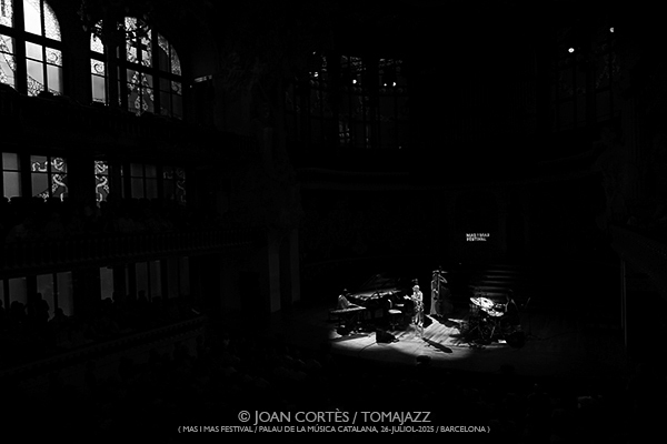 Dee Dee Bridgewater 4t «We Exist» (Mas i Mas Festival / Palau de la Música, 26-julio-2025, Barcelona) Por Joan Cortès [INSTANTZZ AKA Galería fotográfica AKA Fotoblog de jazz, impro… y algo más] - Tomajazz - Dee Dee Bridgewater 4t «We Exist» actuó en el Mas i Mas Festival en el Palau de la Música de Barcelona, el 26 de julio de 2025. Joan Cortès lo retrata en INSTANTZZ. Actuaron Dee Dee Bridgewater, Carmen Staaf, Rosa Brunello, Shirazette Tinnin
