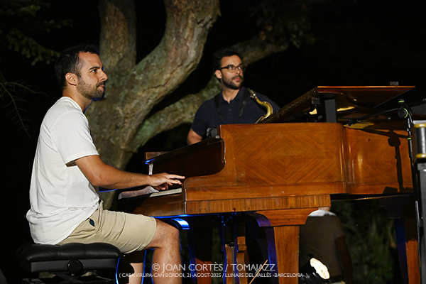 LAC Jam #01 (Casa Virupa-Can Bordoi, 21-agosto-2025, Llinars del Vallès -Barcelona-) Por Joan Cortès [INSTANTZZ AKA Galería fotográfica AKA Fotoblog de jazz, impro… y algo más] - Tomajazz - LAC Jam #01 tuvo lugar en Casa Virupa-Can Bordoi, Llinars del Vallès -Barcelona-, el 21 de agosto de 2025. Joan Cortès lo retrata en INSTANTZZ. Participaron Shai Maestro, piano Manel Fortià, contrabajo Marc Miralta, batería Otros músicos participantes Christos Rafalides, vibráfono Antonio Sánchez, batería Thana Alexa, voz Xavi Torres, piano Lucas Delgado, piano Lluc Casares 