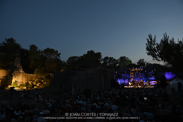 Louis Sclavis 5t «India» (32è Jazz à Junas - Rencontre avec La Serbie / Carrières, 17-julio-2025, Junas -France-) [y V] Por Joan Cortès [INSTANTZZ AKA Galería fotográfica AKA Fotoblog de jazz, impro… y algo más] - Tomajazz - Louis Sclavis 5t «India» actuó en el 32è Jazz à Junas 2025, Joan Cortès lo retrata en INSTANTZZ. Actuaron Louis Sclavis, Olivier Laisney, Benjamin Moussay, Sarah Murcia, Christophe Lavergne 