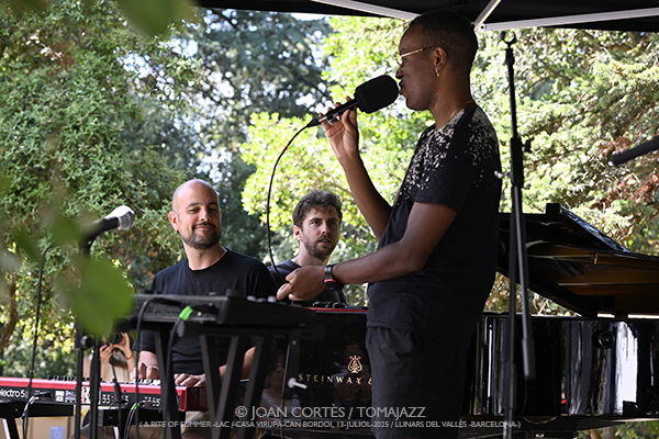 Michael Mayo 4t (A Rite of Summer, LAC/ Casa Virupa, Can Bordoi, 13-julio-2025, Llinars del Vallès -Barcelona-) [y III] Por Joan Cortès [INSTANTZZ AKA Galería fotográfica AKA Fotoblog de jazz, impro… y algo más] - Tomajazz - Michael Mayo 4t actuó en A Rite of Summer, en LAC en Llinars del Vallès -Barcelona- el 13 de julio de 2025. Joan Cortès lo retrata en INSTANTZZ. Actuaron Michael Mayo, Andrew Freedman, Robin Baytas, Kyle Miles, Shai Maestro 