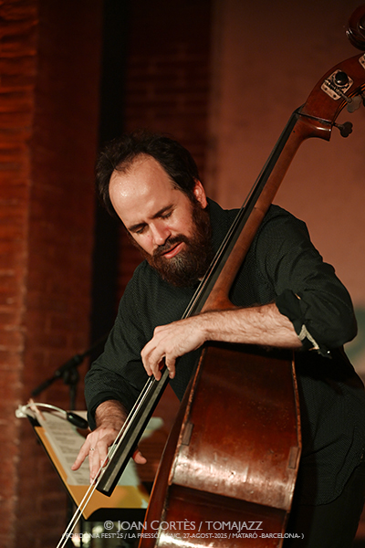 Manel Fortià Libérica Trio (Posidònia Fest’25 / La Presó.M/A/C, 27-agosto-2025, Mataró) Por Joan Cortès [INSTANTZZ AKA Galería fotográfica AKA Fotoblog de jazz, impro… y algo más] - Tomajazz - Manel Fortià Libérica Trio actuó en Posidònia Fest’25 en Mataró el 27 de agosto de 2025. Joan Cortès lo retrata en INSTANTZZ. Actuaron Manel Fortià, Père Martínez, Frederico Vannini 