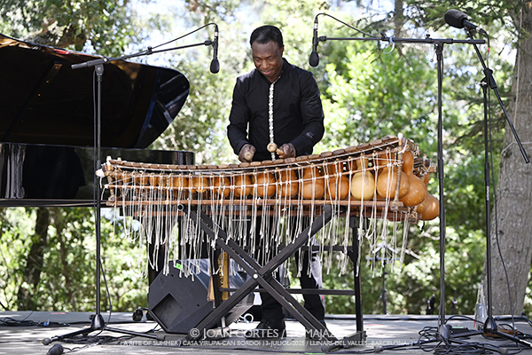 Shai Maestro & Aly Keita (A Rite of Summer 2025, LAC/ Casa Virupa, Can Bordoi, 13-julio-2025, Llinars del Vallès -Barcelona-) [I] Por Joan Cortès [INSTANTZZ AKA Galería fotográfica AKA Fotoblog de jazz, impro… y algo más] - Tomajazz - Shai Maestro & Aly Keita actuaron en A Rite of Summer 2025 en LAC en Casa Virupa, Can Bordoi, en Llinars del Vallès -Barcelona-, el 13 de julio de 2025, Joan Cortès lo retrata en INSTANTZZ