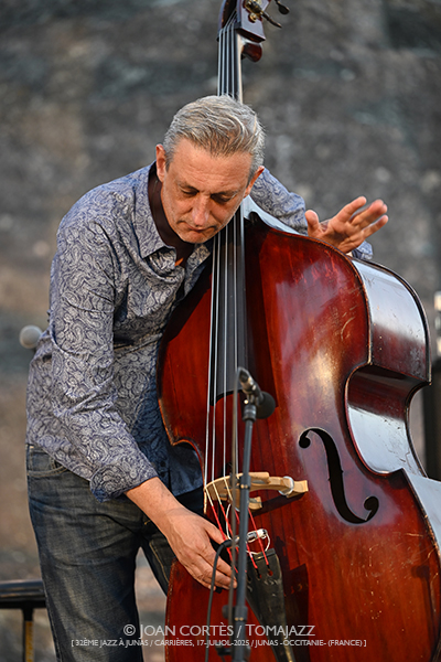 Tadić & Holzwarts / Eyot 4t / Nenad Vasilić Trio (32è Jazz à Junas 2025 - Rencontre avec La Serbie / Carrières, 16-17-julio-2025, Junas -France-) [II] - Tomajazz - Tadić & Holzwarts / Eyot 4t / Nenad Vasilić Trio actuaron en 32è Jazz à Junas 2025 - Rencontre avec La Serbie / Carrières, Junas -France-, el 16 y 17 de julio de 2025, Joan Cortès lo retrata en INSTANTZZ