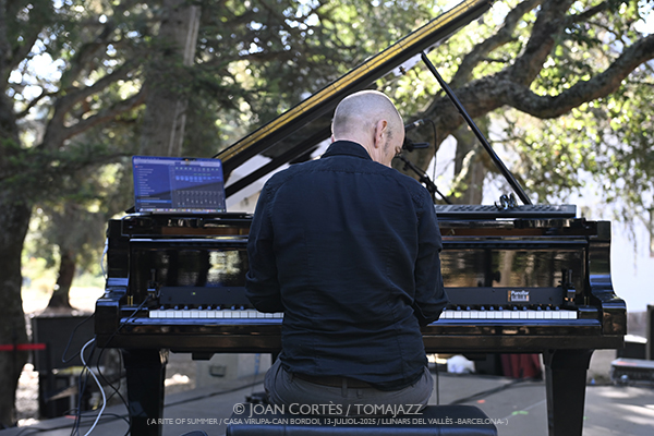 Tord Gustavsen -solo- (A Rite of Summer, LAC/ Casa Virupa, Can Bordoi, 13-julio-2025, Llinars del Vallès -Barcelona-) [II] Por Joan Cortès [INSTANTZZ AKA Galería fotográfica AKA Fotoblog de jazz, impro… y algo más] - Tomajazz - Tord Gustavsen en solitario actuó en A Rite of Summer 2025 en LAC, en Llinars del Vallès -Barcelona- el 13 de julio de 2025, ) [II] Por Joan Cortès [INSTANTZZ