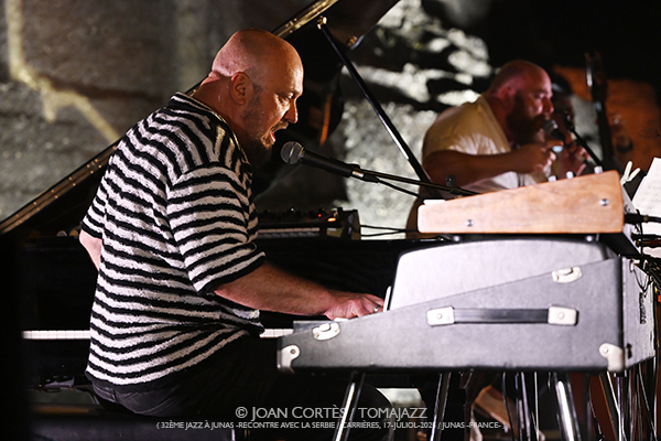 Bojan Z «Meteq» invite Thomas de Pourquery (32è Jazz à Junas - Rencontre avec La Serbie / Carrières, 17-julio-2025, Junas -France-) [III] Por Joan Cortès [INSTANTZZ AKA Galería fotográfica AKA Fotoblog de jazz, impro… y algo más] - Tomajazz - Bojan Z «Meteq» invite Thomas de Pourquery en el 32è Jazz à Junas 2025. Joan Cortès lo retrata en INSTANTZZ. Con Bojan Zulfikarpašić, Rémi Vignolo, Titi Dufour, batería y violoncelo Thomas de Pourquery 