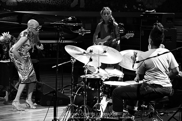 Dee Dee Bridgewater 4t «We Exist» (Mas i Mas Festival / Palau de la Música, 26-julio-2025, Barcelona) Por Joan Cortès [INSTANTZZ AKA Galería fotográfica AKA Fotoblog de jazz, impro… y algo más] - Tomajazz - Dee Dee Bridgewater 4t «We Exist» actuó en el Mas i Mas Festival en el Palau de la Música de Barcelona, el 26 de julio de 2025. Joan Cortès lo retrata en INSTANTZZ. Actuaron Dee Dee Bridgewater, Carmen Staaf, Rosa Brunello, Shirazette Tinnin