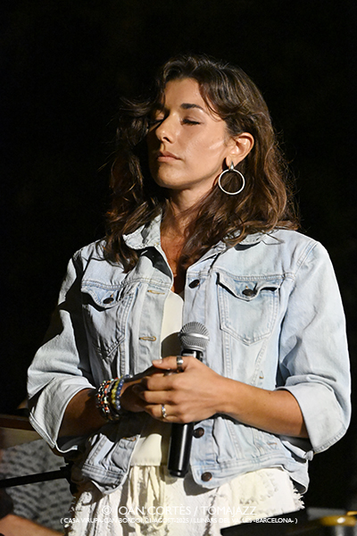 LAC Jam #01 (Casa Virupa-Can Bordoi, 21-agosto-2025, Llinars del Vallès -Barcelona-) Por Joan Cortès [INSTANTZZ AKA Galería fotográfica AKA Fotoblog de jazz, impro… y algo más] - Tomajazz - LAC Jam #01 tuvo lugar en Casa Virupa-Can Bordoi, Llinars del Vallès -Barcelona-, el 21 de agosto de 2025. Joan Cortès lo retrata en INSTANTZZ. Participaron Shai Maestro, piano Manel Fortià, contrabajo Marc Miralta, batería Otros músicos participantes Christos Rafalides, vibráfono Antonio Sánchez, batería Thana Alexa, voz Xavi Torres, piano Lucas Delgado, piano Lluc Casares 