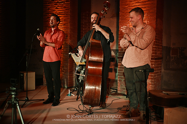 Manel Fortià Libérica Trio (Posidònia Fest’25 / La Presó.M/A/C, 27-agosto-2025, Mataró) Por Joan Cortès [INSTANTZZ AKA Galería fotográfica AKA Fotoblog de jazz, impro… y algo más] - Tomajazz - Manel Fortià Libérica Trio actuó en Posidònia Fest’25 en Mataró el 27 de agosto de 2025. Joan Cortès lo retrata en INSTANTZZ. Actuaron Manel Fortià, Père Martínez, Frederico Vannini 
