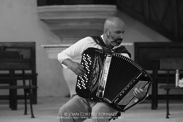 Bojan Z / Sėlēnę / Marco Živadinović (32è Jazz à Junas - Rencontre avec La Serbie / Temple, 16-18-julio-2025, Junas -France-) [I] Por Joan Cortès [INSTANTZZ AKA Galería fotográfica AKA Fotoblog de jazz, impro… y algo más] - Tomajazz - Bojan Z / Sėlēnę / Marco Živadinović actuaron en 32è Jazz à Junas 2025 - Rencontre avec La Serbie / Temple, Junas -France-, del 16 al 18 de julio de 2025, Joan Cortès lo retrata en INSTANTZZ