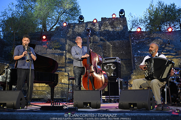 Tadić & Holzwarts / Eyot 4t / Nenad Vasilić Trio (32è Jazz à Junas 2025 - Rencontre avec La Serbie / Carrières, 16-17-julio-2025, Junas -France-) [II] - Tomajazz - Tadić & Holzwarts / Eyot 4t / Nenad Vasilić Trio actuaron en 32è Jazz à Junas 2025 - Rencontre avec La Serbie / Carrières, Junas -France-, el 16 y 17 de julio de 2025, Joan Cortès lo retrata en INSTANTZZ