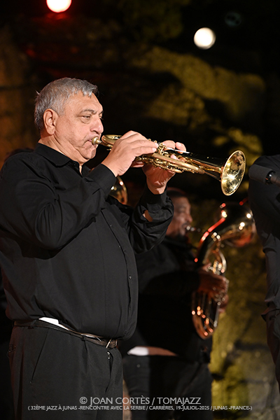 Majamisty Trio / Ana Popovic Sextet / Ekrem Mamutovic Orkestar (32è Jazz à Junas 2025 - Rencontre avec La Serbie / Carrières, 18-19-julio-2025, Junas -France-) [IV] Por Joan Cortès [INSTANTZZ AKA Galería fotográfica AKA Fotoblog de jazz, impro… y algo más] - Tomajazz - Majamisty Trio / Ana Popovic Sextet / Ekrem Mamutovic Orkestar actuaron en el 32è Jazz à Junas 2025. Joan Cortès lo retrata en INSTANTZZ