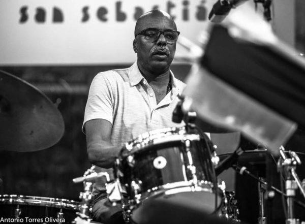 Marc Ribot Hurry Red Telephone - Dee Dee Bridgewater Quartet: We Exist! (60 Festival de Jazz de San Sebastián 2025. 2025-07-25) Por Antonio Torres (texto y fotos), y Pepe Mateos (fotos) [Concierto de jazz] - Tomajazz - Marc Ribot Hurry Red Telephone - Dee Dee Bridgewater Quartet: We Exist! actuaron en el 60 Festival de Jazz de San Sebastián 2025. Antonio Torres y Pepe Mateos repasan la cita doble. Actuaron Marc Ribot, Ava Mendoza, Sebastian Steinberg, Chad Taylor, Dee Dee Bridgewater, Carmen Staaf, Rosa Brunello, Evita Polidoro 