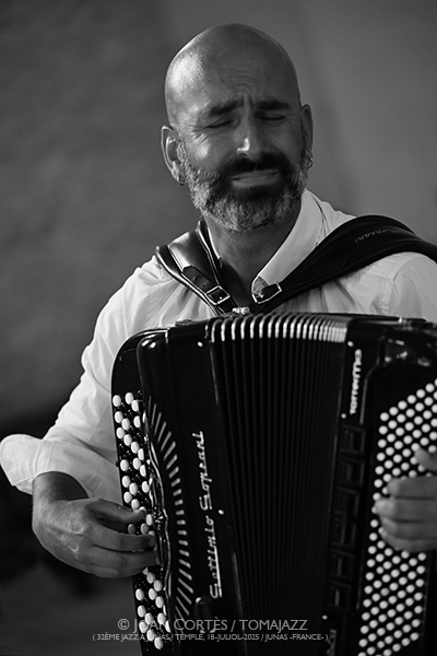 Bojan Z / Sėlēnę / Marco Živadinović (32è Jazz à Junas - Rencontre avec La Serbie / Temple, 16-18-julio-2025, Junas -France-) [I] Por Joan Cortès [INSTANTZZ AKA Galería fotográfica AKA Fotoblog de jazz, impro… y algo más] - Tomajazz - Bojan Z / Sėlēnę / Marco Živadinović actuaron en 32è Jazz à Junas 2025 - Rencontre avec La Serbie / Temple, Junas -France-, del 16 al 18 de julio de 2025, Joan Cortès lo retrata en INSTANTZZ