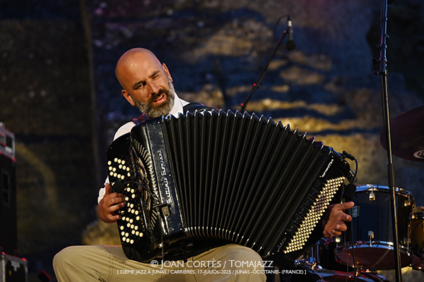 Tadić & Holzwarts / Eyot 4t / Nenad Vasilić Trio (32è Jazz à Junas 2025 - Rencontre avec La Serbie / Carrières, 16-17-julio-2025, Junas -France-) [II] - Tomajazz - Tadić & Holzwarts / Eyot 4t / Nenad Vasilić Trio actuaron en 32è Jazz à Junas 2025 - Rencontre avec La Serbie / Carrières, Junas -France-, el 16 y 17 de julio de 2025, Joan Cortès lo retrata en INSTANTZZ