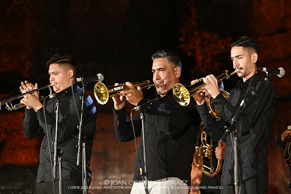 Majamisty Trio / Ana Popovic Sextet / Ekrem Mamutovic Orkestar (32è Jazz à Junas 2025 - Rencontre avec La Serbie / Carrières, 18-19-julio-2025, Junas -France-) [IV] Por Joan Cortès [INSTANTZZ AKA Galería fotográfica AKA Fotoblog de jazz, impro… y algo más] - Tomajazz - Majamisty Trio / Ana Popovic Sextet / Ekrem Mamutovic Orkestar actuaron en el 32è Jazz à Junas 2025. Joan Cortès lo retrata en INSTANTZZ