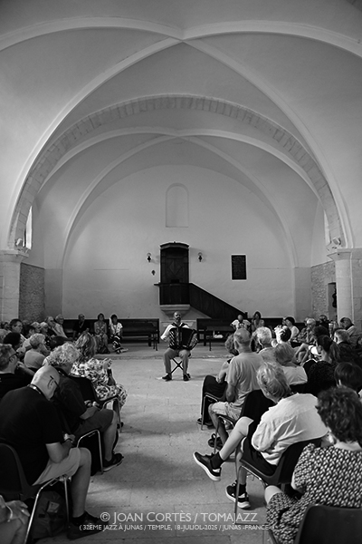Bojan Z / Sėlēnę / Marco Živadinović (32è Jazz à Junas - Rencontre avec La Serbie / Temple, 16-18-julio-2025, Junas -France-) [I] Por Joan Cortès [INSTANTZZ AKA Galería fotográfica AKA Fotoblog de jazz, impro… y algo más] - Tomajazz - Bojan Z / Sėlēnę / Marco Živadinović actuaron en 32è Jazz à Junas 2025 - Rencontre avec La Serbie / Temple, Junas -France-, del 16 al 18 de julio de 2025, Joan Cortès lo retrata en INSTANTZZ