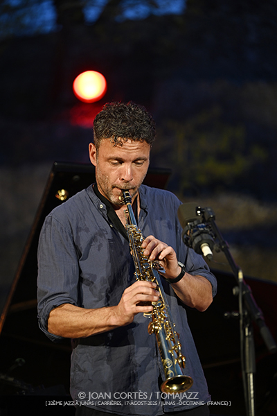 Tadić & Holzwarts / Eyot 4t / Nenad Vasilić Trio (32è Jazz à Junas 2025 - Rencontre avec La Serbie / Carrières, 16-17-julio-2025, Junas -France-) [II] - Tomajazz - Tadić & Holzwarts / Eyot 4t / Nenad Vasilić Trio actuaron en 32è Jazz à Junas 2025 - Rencontre avec La Serbie / Carrières, Junas -France-, el 16 y 17 de julio de 2025, Joan Cortès lo retrata en INSTANTZZ
